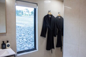 Cabin Cao cấp, quang cảnh thung lũng | Phòng tắm | Buồng tắm vòi sen, đồ dùng nhà tắm miễn phí, khăn tắm, xà phòng 