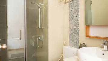 Standard Studio, City View | Bathroom | Shower, rainfall showerhead, designer toiletries, hair dryer