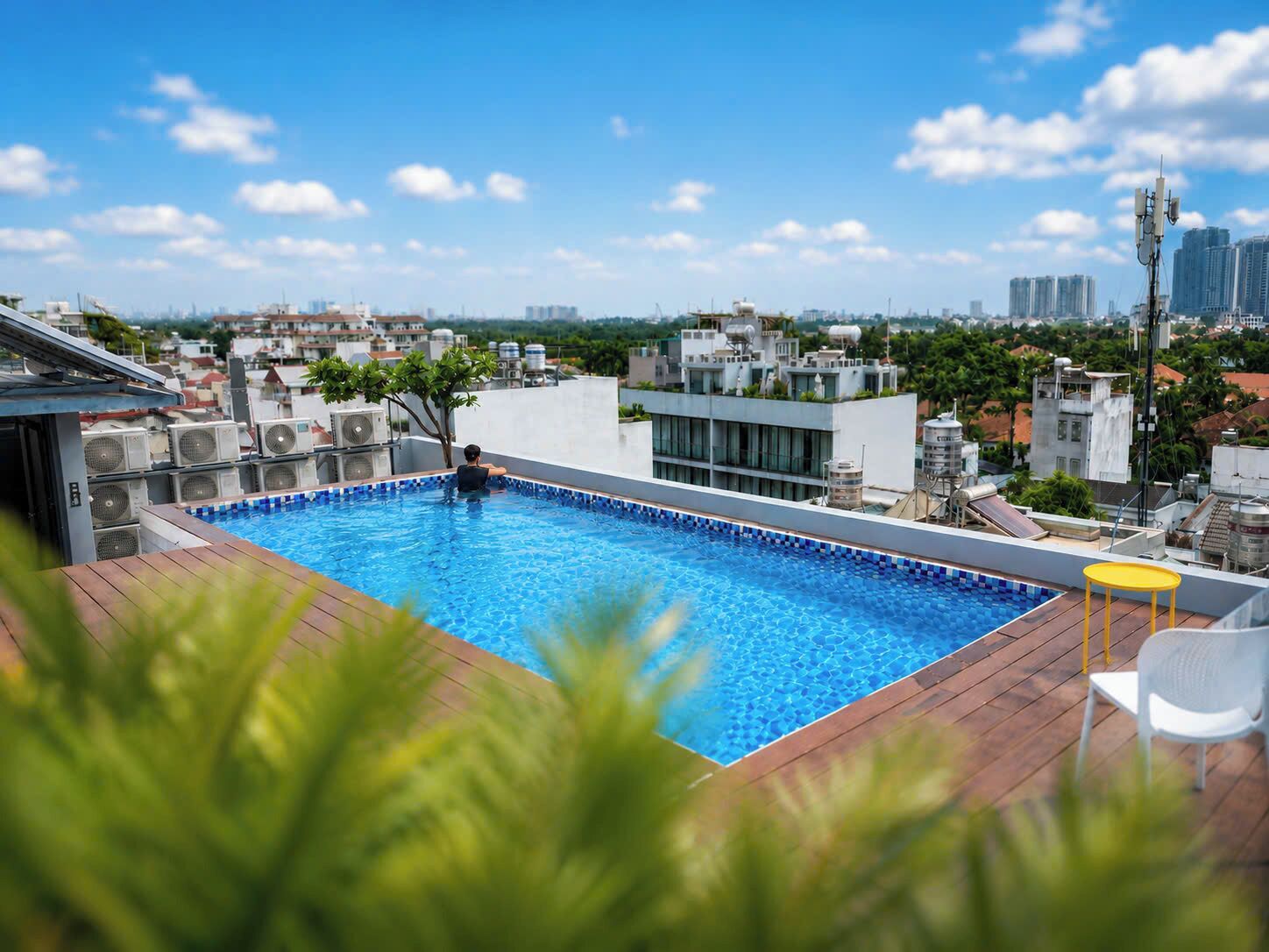 Una piscina en la azotea con vistas a la ciudad.