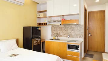 Standard Studio, City View | Private kitchen | Fridge, microwave, stovetop, rice cooker