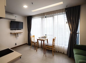 Apartamento estándar, 1 habitación, vistas a la ciudad | Servicio de comidas en la habitación