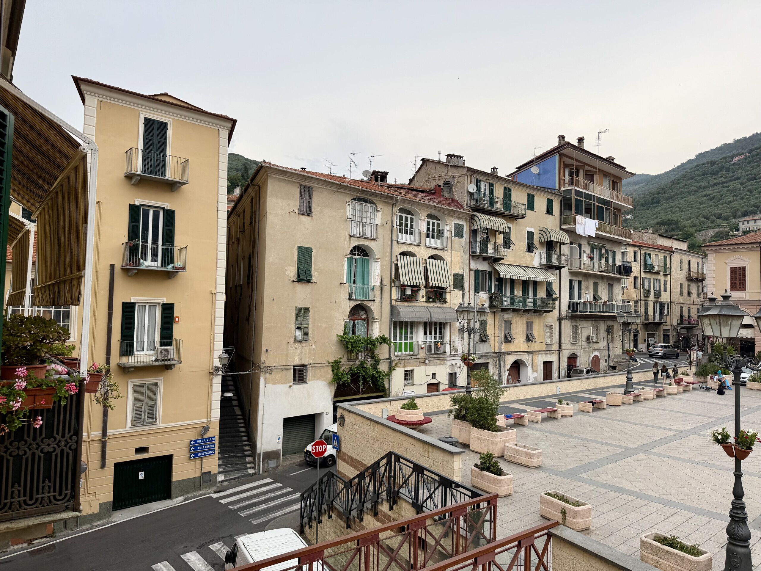 Une vue de rue avec des bâtiments, un panneau de signalisation et un passage piéton.