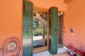 An open door leading to a staircase, a metal chair, and two lanterns. - Apartment 'Iris' with Private Terrace, Wi-Fi and Air Conditioning (Mirano)