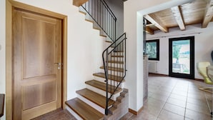 A wooden staircase with a black railing leading to a door. - Apartment 'Iris' with Private Terrace, Wi-Fi and Air Conditioning (Mirano)