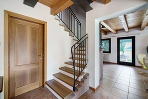 A wooden staircase with a black railing leading to a door. - Apartment 'Iris' with Private Terrace, Wi-Fi and Air Conditioning (Mirano)
