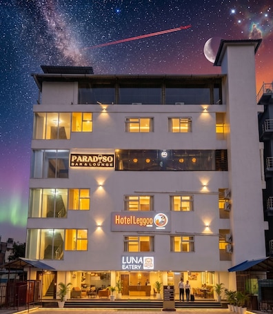A multi-story hotel with a bar and lounge, a restaurant, and a reception area.. Hotel Leggoo