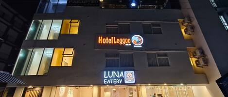 A building with a sign for Hotel Leggoo and Luna Eatery.