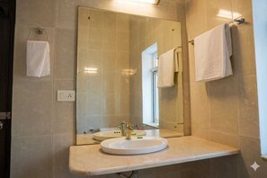 Superior Double Room, Garden View | Bilik Mandi | Pancuran mandi, kelengkapan dandanan diri percuma, tuala disediakan 