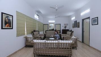 Superior Double Room, Garden View | Living area