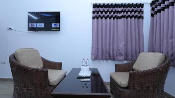 Superior Double Room, Garden View | Living area