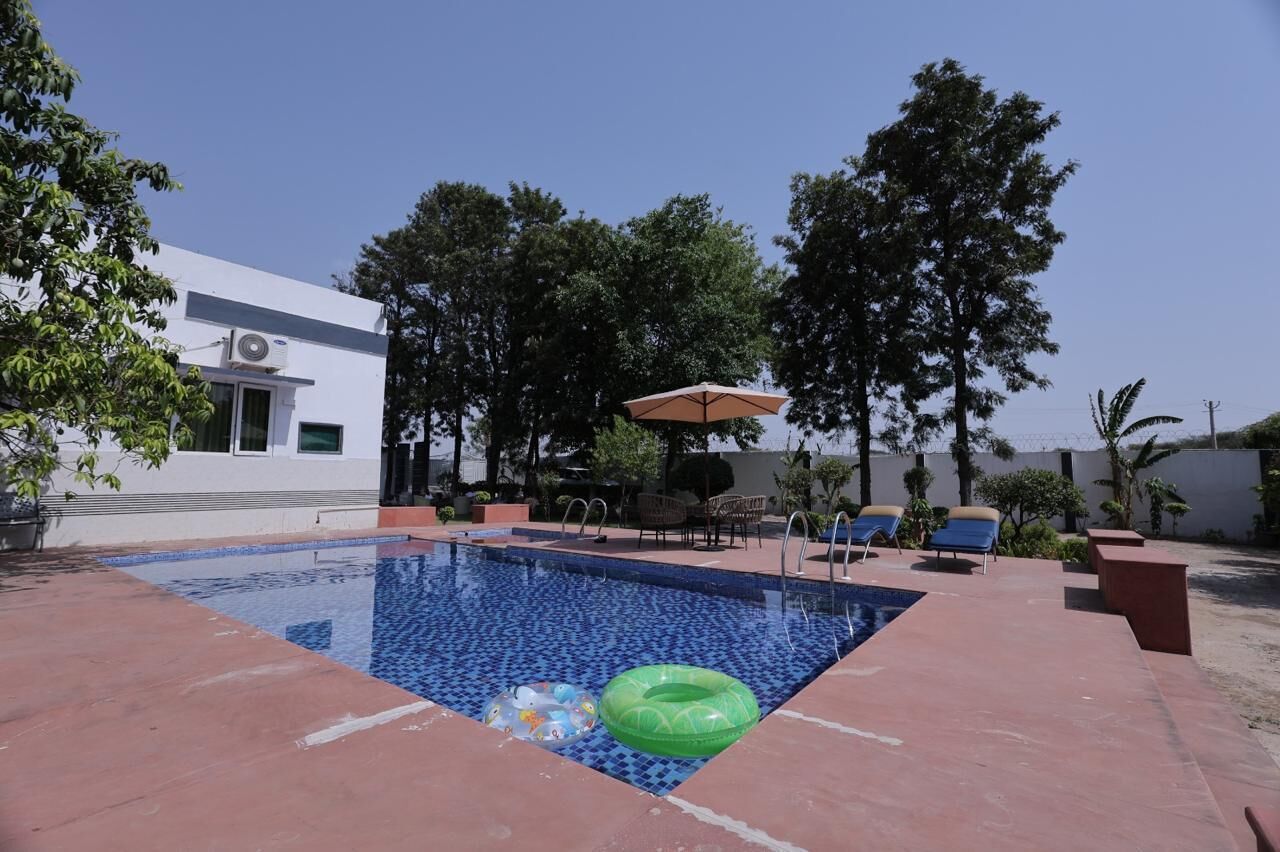 Una piscina al aire libre
