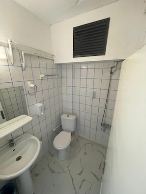 Dusj, hårføner, håndklær og såpe