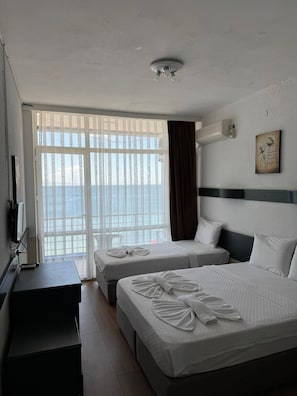 STANDARD BALCONY WITH SEA VIEW | Skrivebord og wi-fi (inkludert)