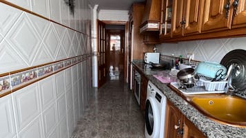 Frigorífico, microondas, horno y hervidor eléctrico
