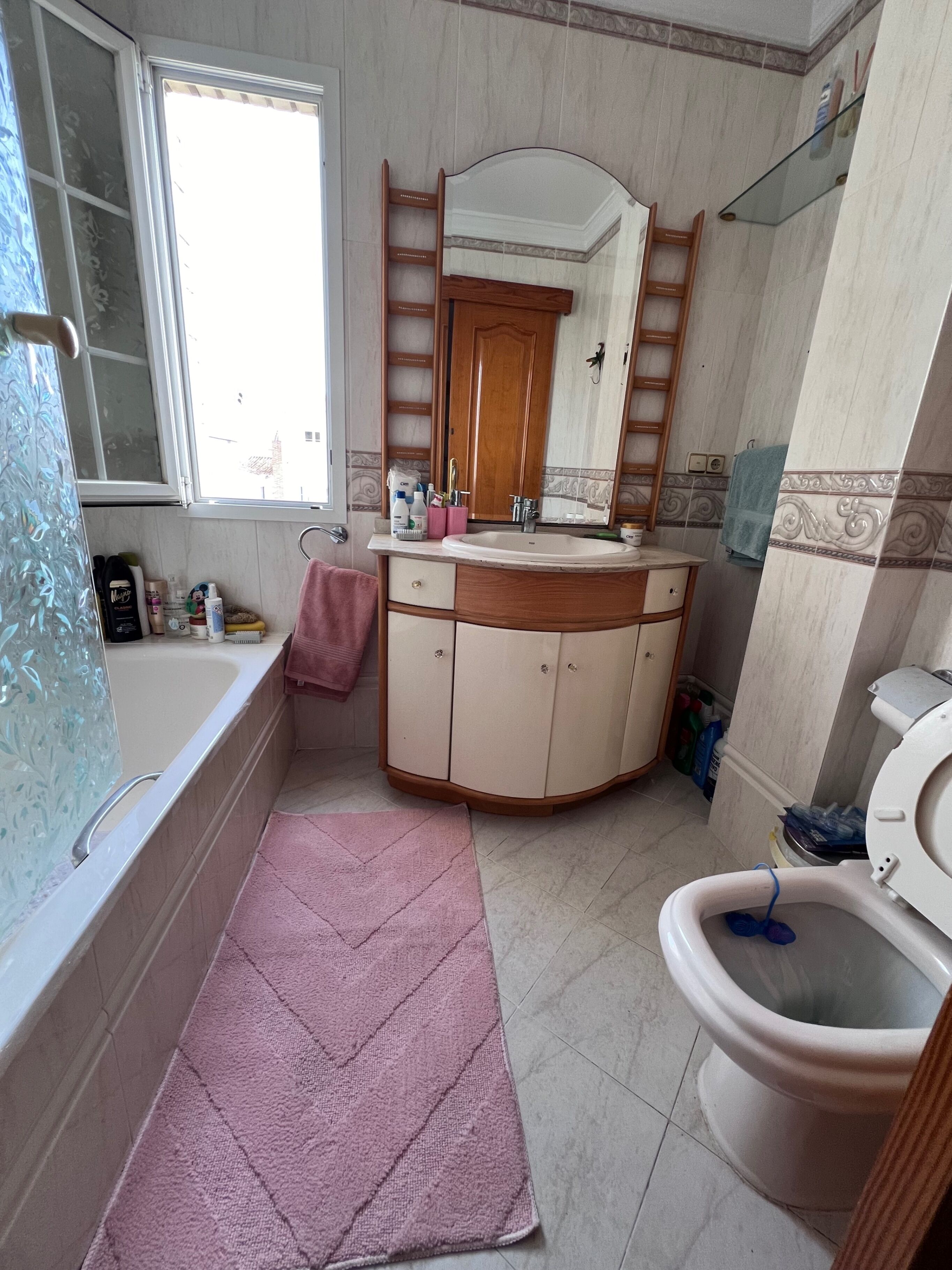 Ducha y bañera combinadas, bañera profunda y toallas