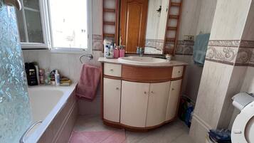 Ducha y bañera combinadas, bañera profunda y toallas