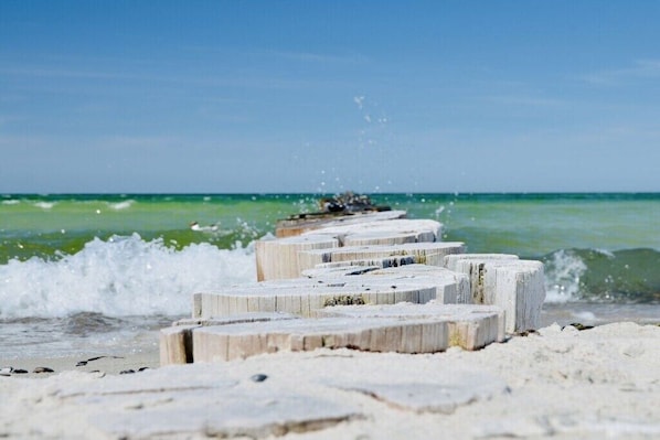 Eine hölzerne Mole, die sich ins Meer erstreckt.