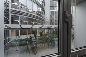 Ein modernes Gebäude mit großen Fenstern und einer überdachten Außenfläche.