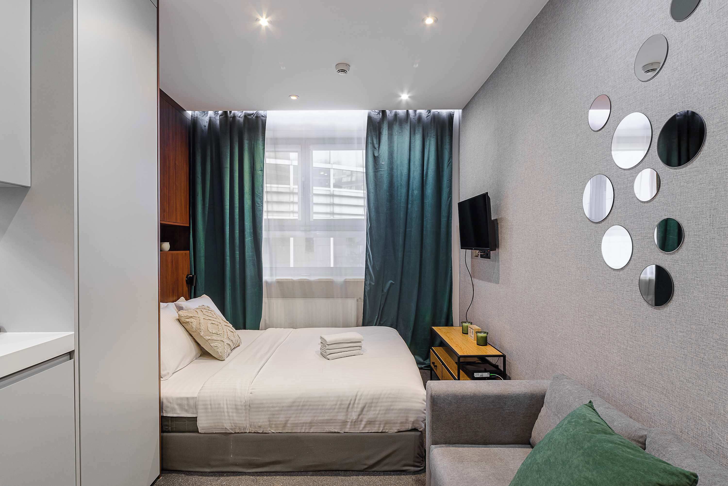 Iron/ironing board, WiFi, bed sheets