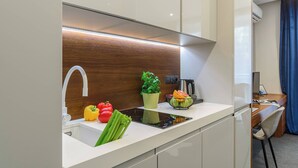 Een moderne keuken met een inbouwfornuis, een spoelbak en een aanrecht.