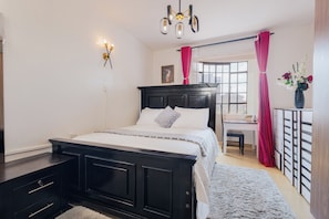 Ein Schlafzimmer mit einem Bett, einem Schreibtisch und einem Stuhl.