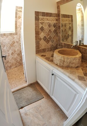 Shower, towels, toilet paper - Vrbo Property (Lorgues)
