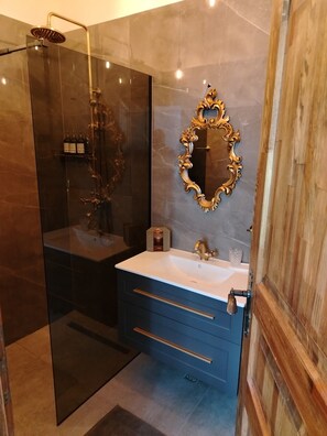 Ducha, bañera de hidromasaje, secador de pelo, toallas