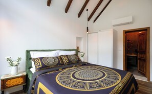 Tabla de planchar con plancha, acceso a internet y ropa de cama 