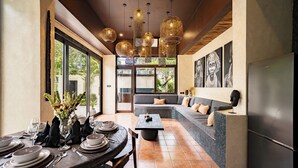 A modern interior with a dining area, a seating area with a sofa, and a kitchen. - Villa Frika Canggu (Canggu)