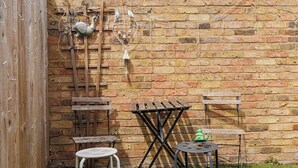 Outdoor dining - New! Modern 2BR House w/ Patio in Acton (Greater London)