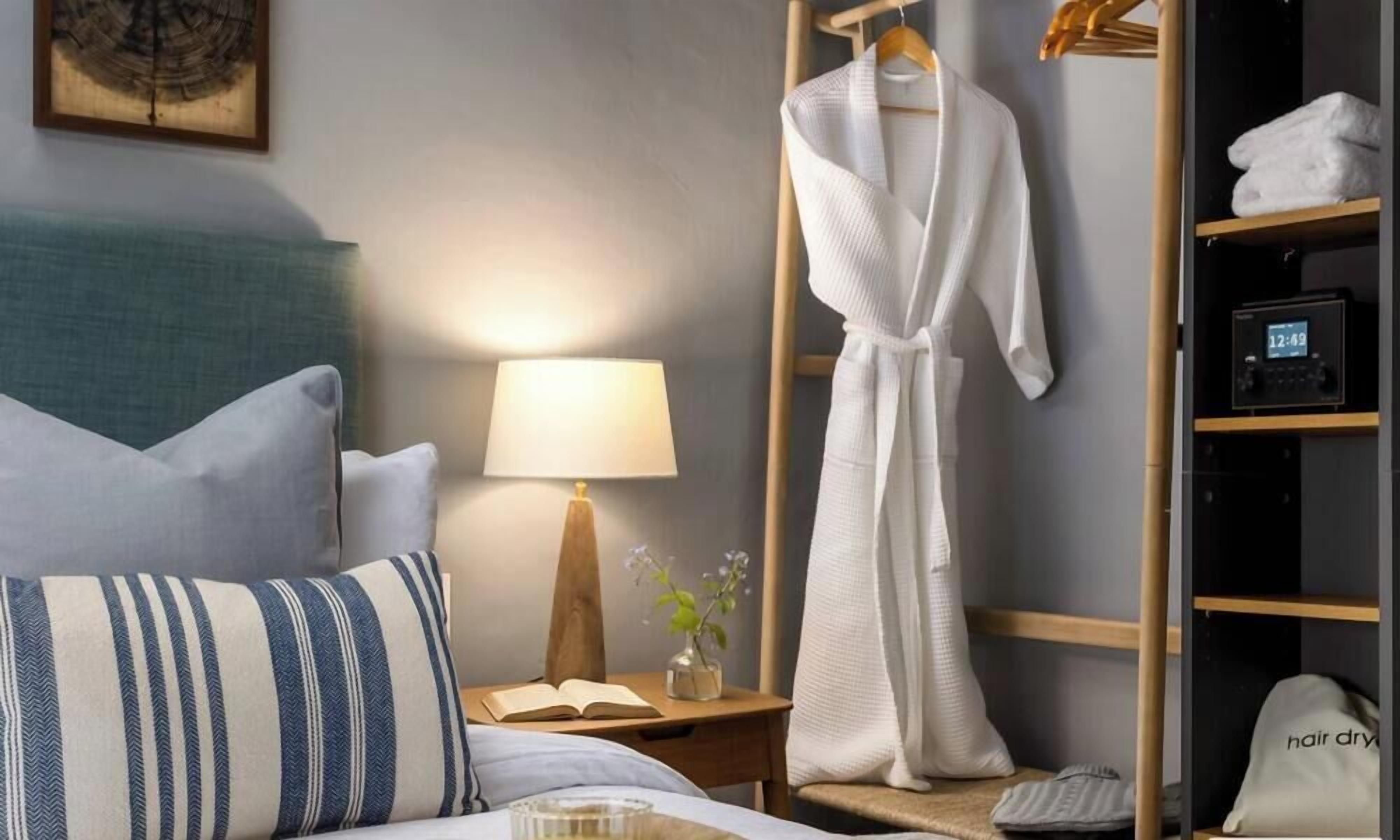 Iron/ironing board, travel cot, WiFi, bed sheets