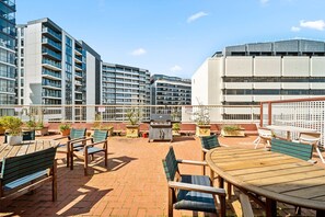 Outdoor dining - Spacious 3-Bed Apartment in Canberra CBD (Canberra)