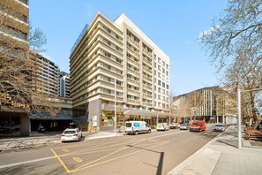 Exterior - Spacious 3-Bed Apartment in Canberra CBD (Canberra)