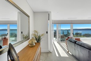 Een modern interieur met een groot raam, een houten tafel en een bank.