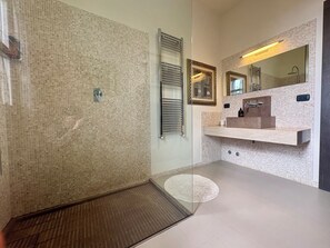 シャワー、ジェットバス、ヘアドライヤー、ビデ