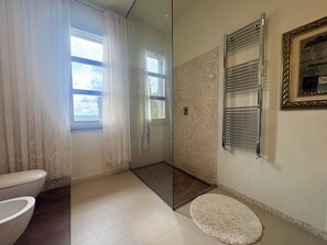 Shower, jetted bath, hair dryer, bidet - Vrbo Property (Toscana)
