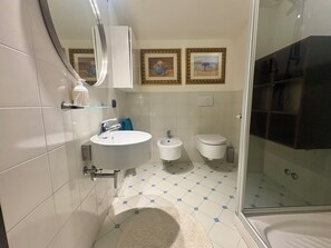 Shower, jetted bath, hair dryer, bidet - Vrbo Property (Toscana)