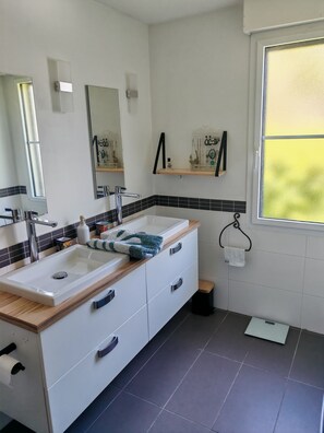 Bruser, hårtørrer, håndklæder, Toiletpapir