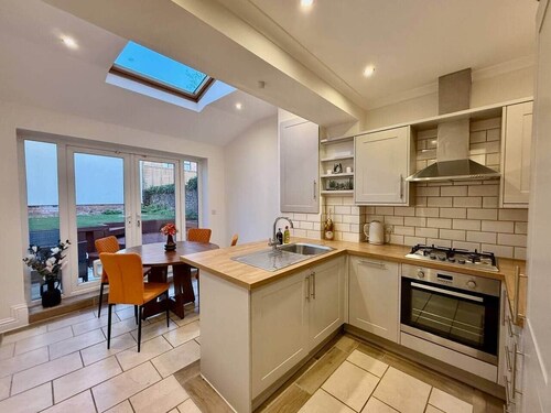 Central Cheltenham 2-Bed House - Free Parking