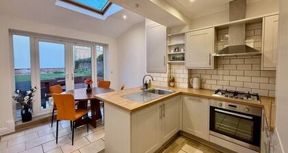 Central Cheltenham 2-Bed House - Free Parking