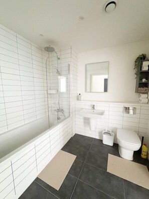 Bathroom - Luxury Living by Lime Street Station. Stylish and Central. The Perfect Stay! (Liverpool)