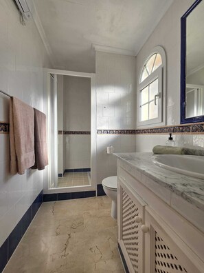 Dusche, Haartrockner, Handtücher