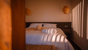 Superior Suite, Balcony, Sea View | Peti besi dalam bilik, meja, langsir/tirai gelap terus, kalis bunyi 