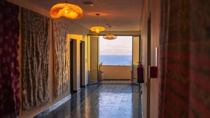 Superior Double or Twin Room, Balcony, Pool View | Bahagian dalam