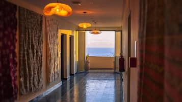 Superior kamer, 1 twee- of 2 eenpersoonsbedden, balkon, uitzicht op zwembad | Interieur