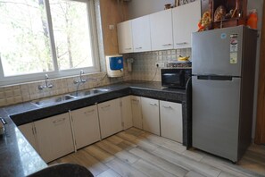 Frigorífico, microondas, horno y placa de cocina