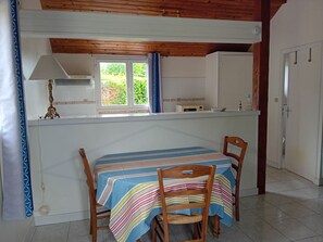 Dining - 35m2 cottage in the countryside, 8kms from the beautiful beaches of the Emerald Coast (Pléboulle)