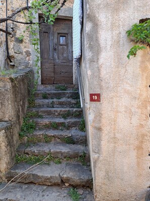 Exterior detail - Large house in cévenol hamlet (Thoiras-Corbès)