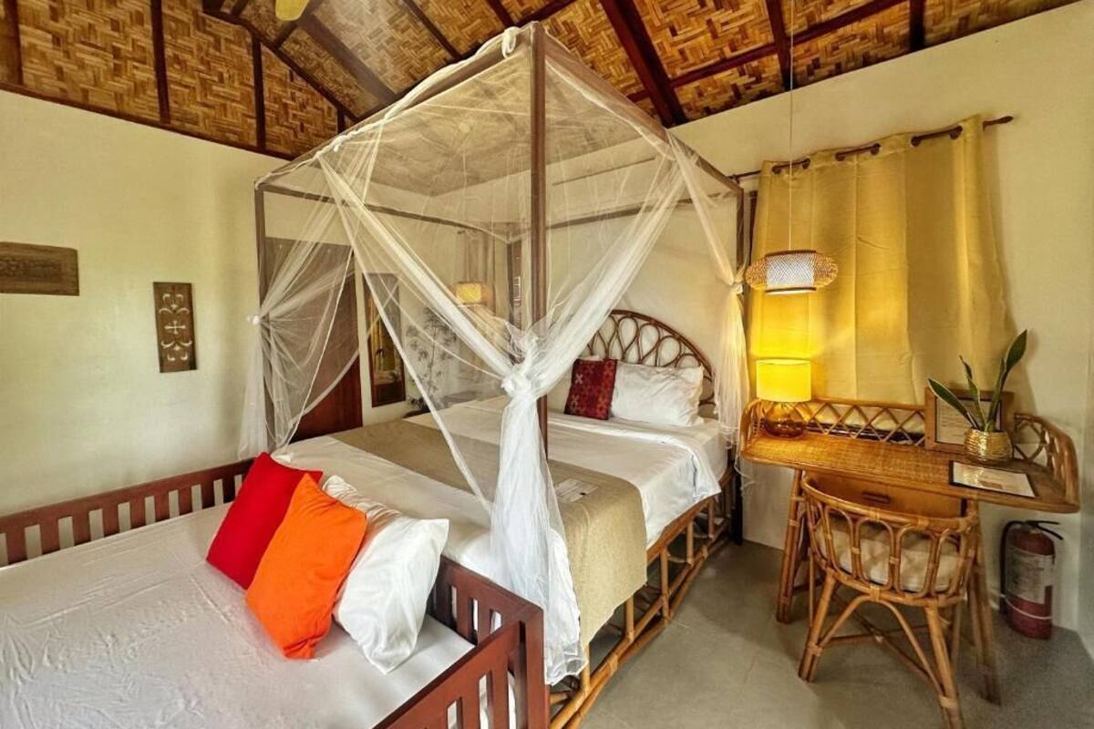 Una habitación con una cama, un escritorio y una silla.