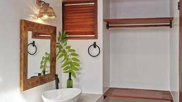 Kamar mandi | Shower, pengering rambut, handuk, dan sabun